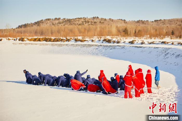 “傻嘟嘟”團隊在雪地拍攝“火箭發(fā)射”視頻 黑龍江省塔河縣文旅局供圖