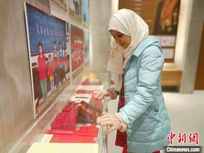 圖為留學生在輝縣市裴寨社區(qū)參觀?！⊥趿崃?攝