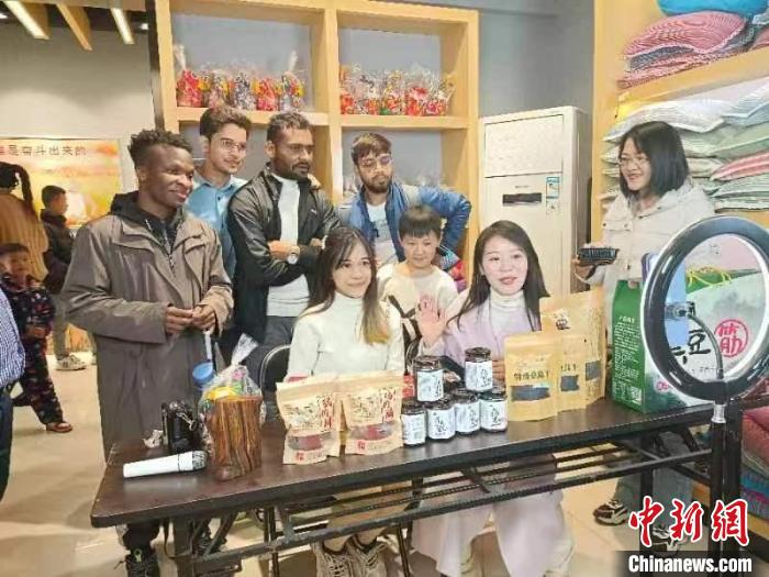 圖為留學生參觀裴寨社區(qū)的電商?！⊥趿崃?攝