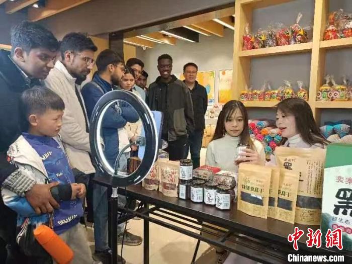 圖為留學生參觀裴寨社區(qū)的電商。　王玲玲 攝