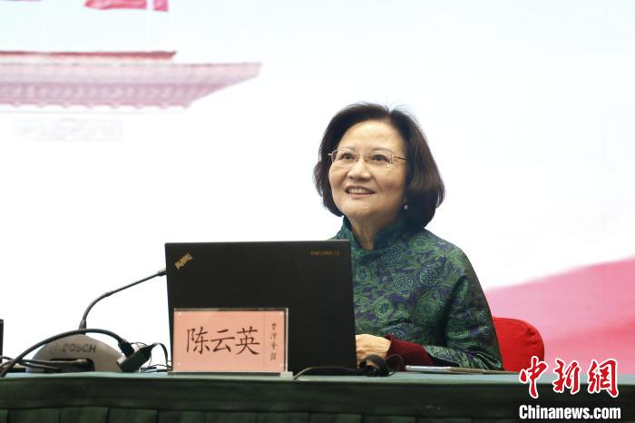 圖為全國人大代表、全國臺聯(lián)副會長陳云英介紹臺灣團代表在十四屆全國人大一次會議期間的履職情況。　朱賀 攝