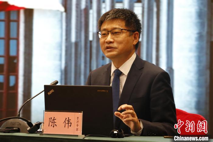 圖為全國政協(xié)委員、臺盟北京市委會專職副主委陳偉介紹全國政協(xié)十四屆一次會議臺盟、臺聯(lián)界委員的參會情況?！≈熨R 攝