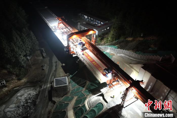 最后一榀箱梁精準(zhǔn)落到龍巖市上杭縣東山大橋0號(hào)和1號(hào)橋墩上?！顕?guó)鑫 攝