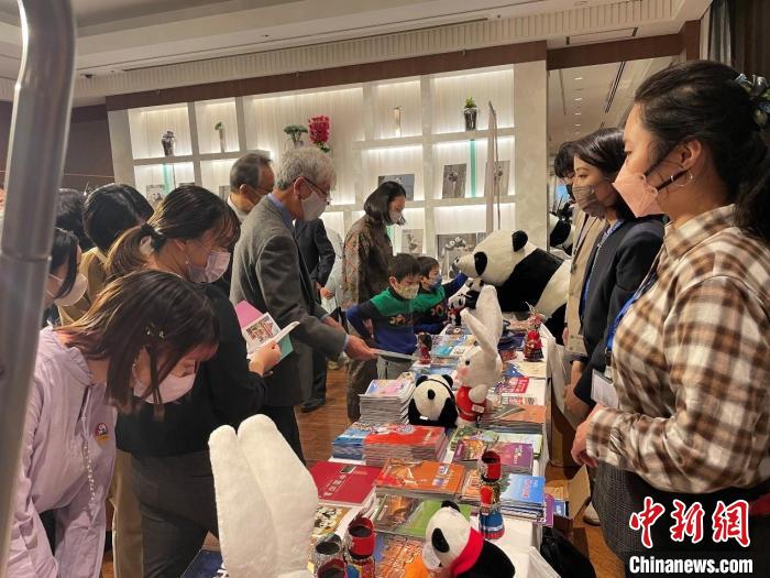 日本嘉賓領取宣傳資料 中國駐東京旅游辦事處供圖