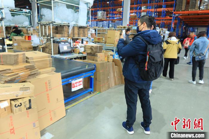 多位臺胞走進(jìn)金義保稅區(qū)。　董易鑫 攝