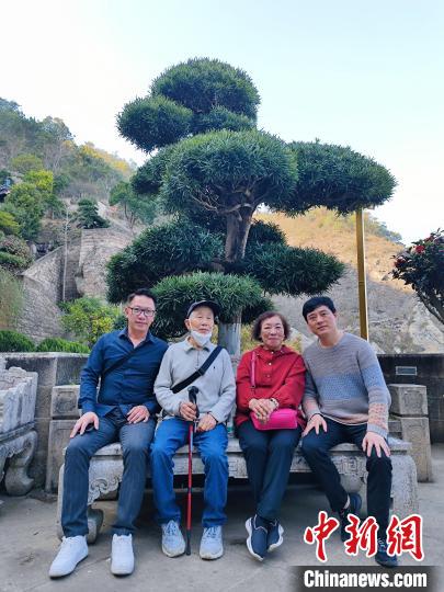 張香娟(右二)與親人留影?！貛X臺(tái)辦供圖