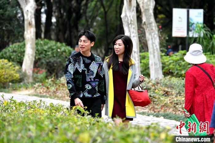 圖為3月15日，張家豪(左)與林佳臻在福建福州金山公園游玩。 <a target='_blank' href='/'>中新社</a>記者 呂明 攝