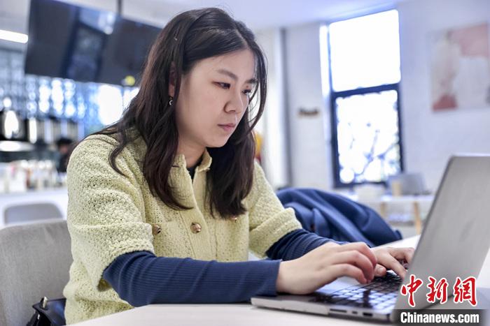 出身于臺灣食品制造世家的“80后”臺青湯雯喻，已扎根北京23年，如今正以創(chuàng)新發(fā)展的方式致力于打造烘焙甜品“百年老店”。圖為3月3日，湯雯喻在工作中。