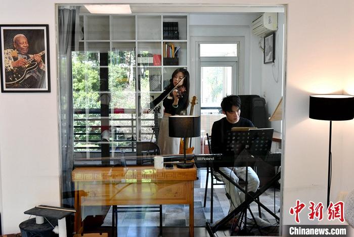 圖為3月10日，林佳臻(左)與張家豪在福建福州租的套房內(nèi)排練。 <a target='_blank' href='/'>中新社</a>記者 呂明 攝