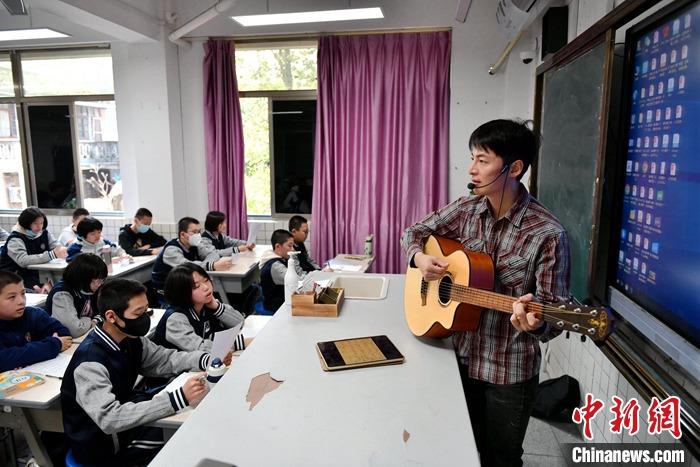 圖為3月16日，張家豪在福建福州延安中學(xué)教學(xué)。 <a target='_blank' href='/'>中新社</a>記者 呂明 攝