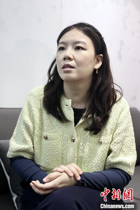 出身于臺(tái)灣食品制造世家的“80后”臺(tái)青湯雯喻，已扎根北京23年，如今正以創(chuàng)新發(fā)展的方式致力于打造烘焙甜品“百年老店”。圖為3月3日，湯雯喻在北京接受記者采訪。