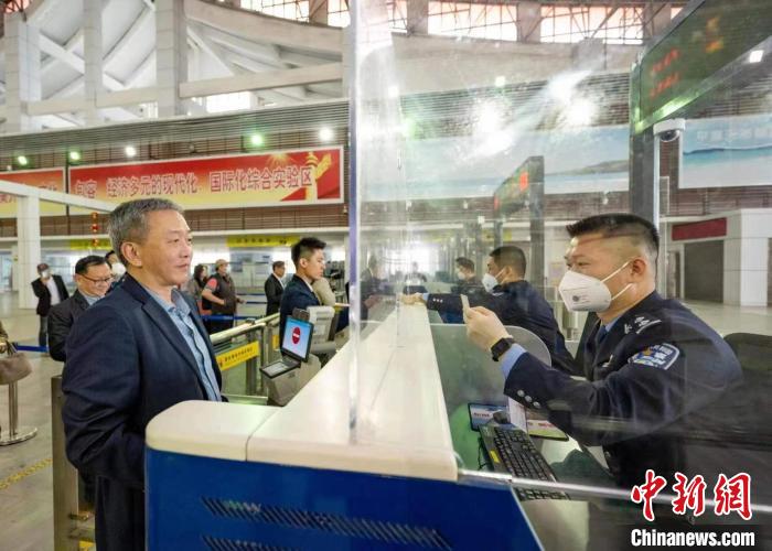 平潭邊檢站民警對(duì)臺(tái)商辦理出入境邊防檢查手續(xù)進(jìn)行演練?！∏f敏全 攝