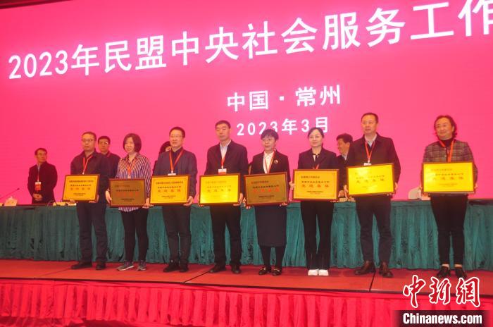 先進組織和先進個人獲表彰。　史建農(nóng) 攝