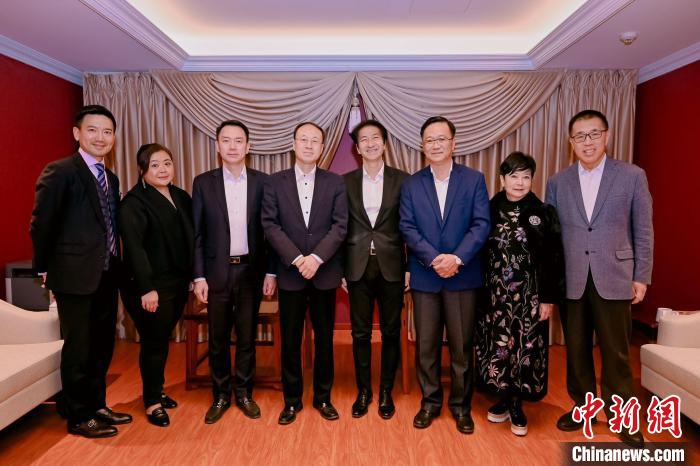 香港駐京辦主任鄭偉源(左五)與一眾嘉賓合影?!∠愀垴v京辦供圖