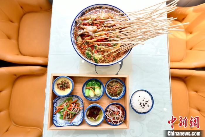 圖為“熊貓專列”上的成都特色美食?！『緩?攝
