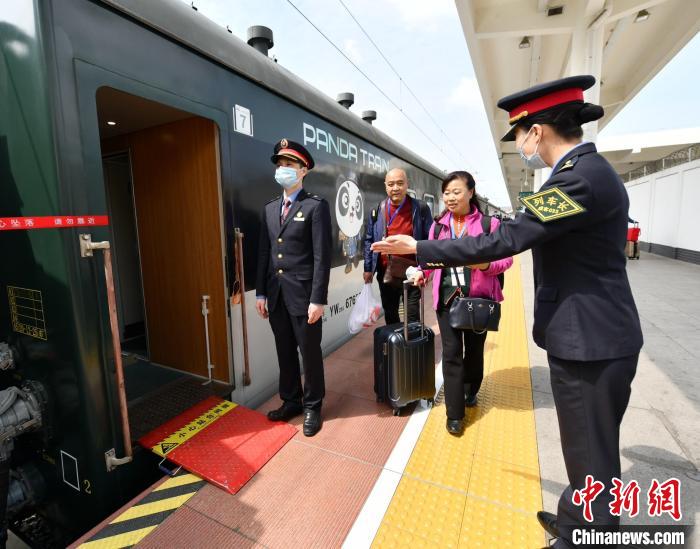 游客即將登上“熊貓專列”?！『緩?攝