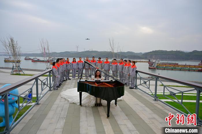 宜昌江邊燈塔廣場(chǎng)上舉行鋼琴快閃活動(dòng)，吸引游人觀看 劉康 攝