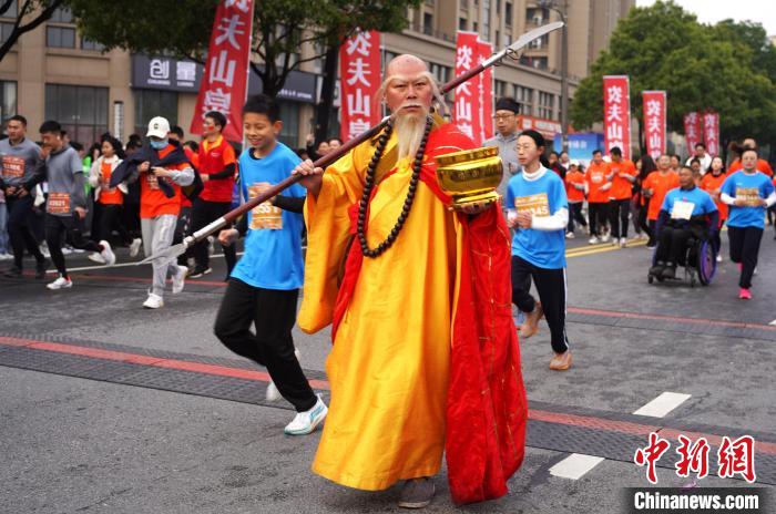 身著特色服飾的跑友參賽?！《做?攝