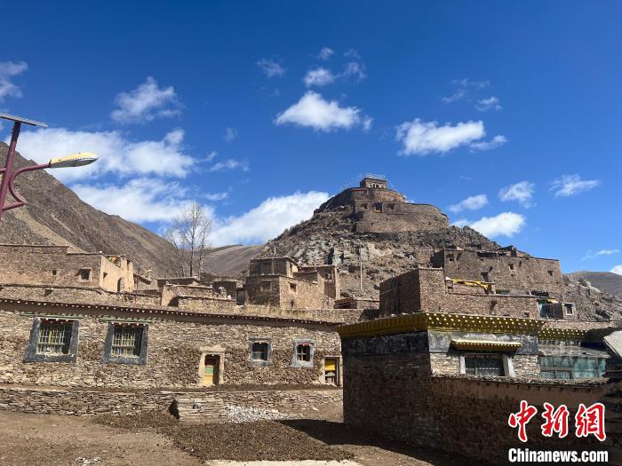 圖為稱多縣境內(nèi)的郭吾古堡?！±罱瓕?攝