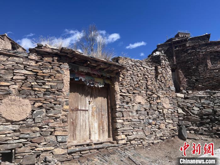 圖為稱多縣境內(nèi)古村落一角?！±罱瓕?攝