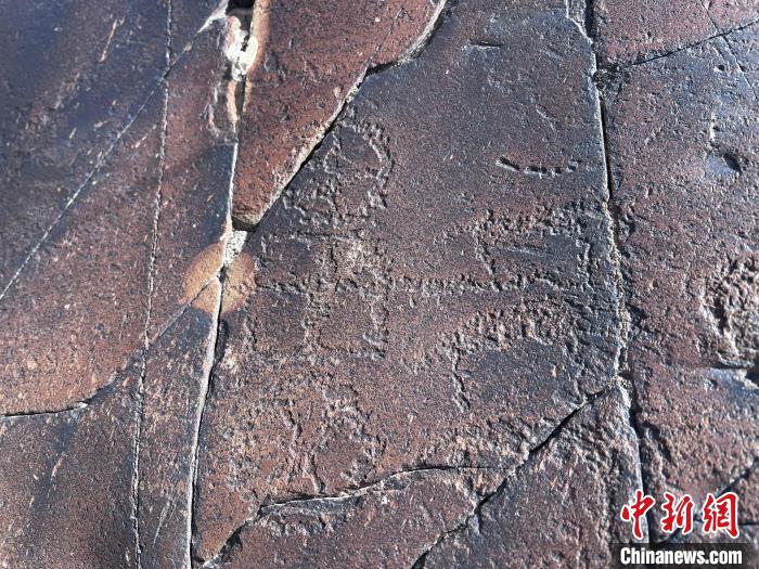 圖為稱多縣境內(nèi)的巖畫(huà)?！±罱瓕?攝