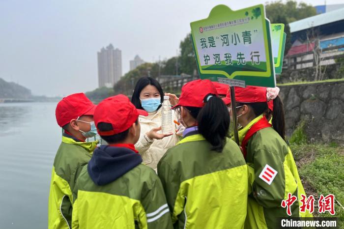 “小河長(zhǎng)”在黃柏河生態(tài)治理現(xiàn)場(chǎng)上“綠色課”?！」鶗袁?攝