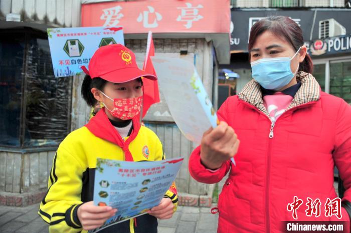 夷陵中小學(xué)生擔(dān)任生態(tài)文明勸導(dǎo)員。(資料圖) 張國(guó)榮 攝