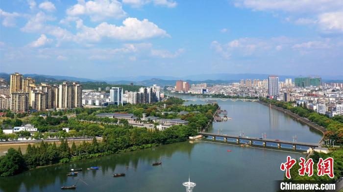 黃柏河水清岸綠(資料圖) 張國(guó)榮 攝