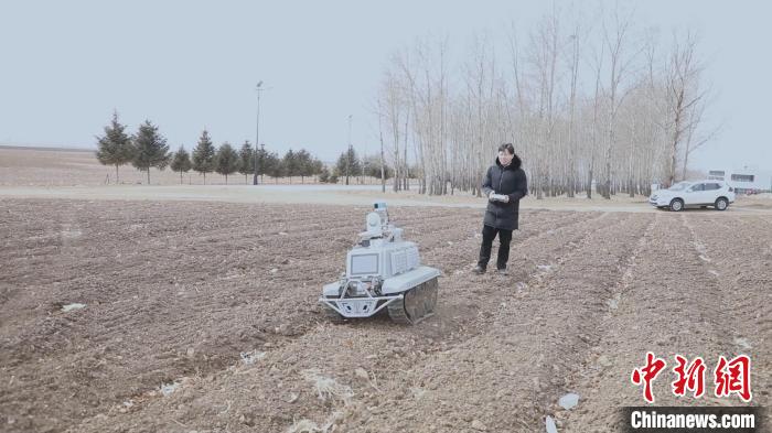 圖為無(wú)人化智能測(cè)土機(jī)器人對(duì)春耕前的土壤進(jìn)行檢測(cè)?！√锪嘱?攝