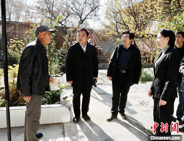 圖為鮑雪峰(左二)在村民家中調(diào)研。(資料圖) 李玉峰 供圖