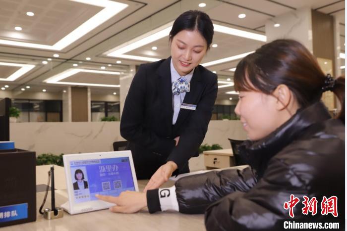 “最多跑一次”服務(wù)現(xiàn)場(chǎng)。　臺(tái)州市委宣傳部供圖