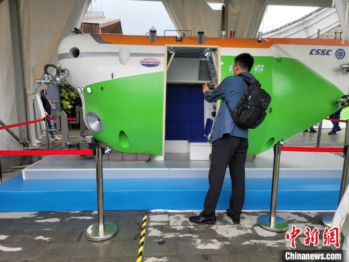 3月28日，“風(fēng)從海上來”——三亞創(chuàng)新發(fā)展主題展在博鰲開展。圖為“奮斗者”號(hào)模型?！⊥鯐员?攝