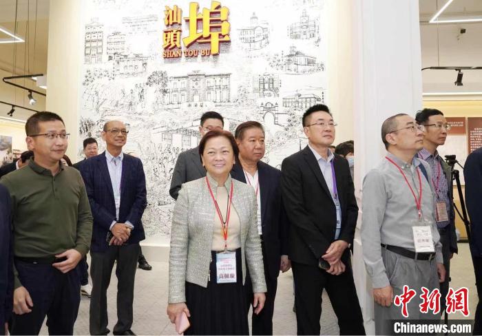 訪問團正在汕頭參觀，全國政協(xié)委員、香港汕頭社團總會主席高佩璇(中)亦與訪問團同行?！』顒又鬓k方供圖