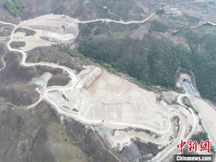 東源鄉(xiāng)安基崗歷史遺留損毀采礦用地復墾項目俯瞰?！〖緫c強 攝