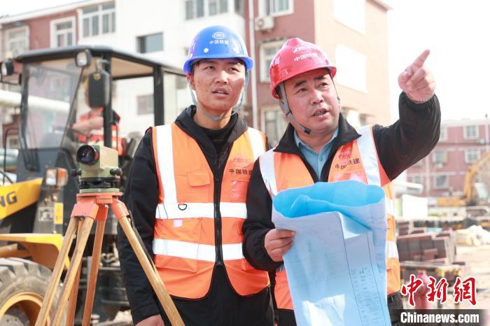 工作人員為居民講解社區(qū)改造事宜?！⌒燧x 攝