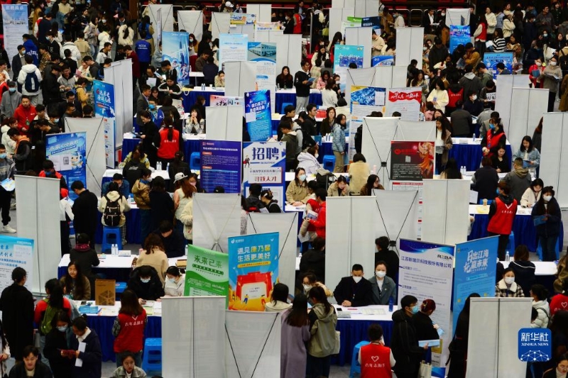 3月26日在江蘇無錫拍攝的江南大學(xué)2023屆畢業(yè)生春季大型招聘會現(xiàn)場。（圖源：新華社）