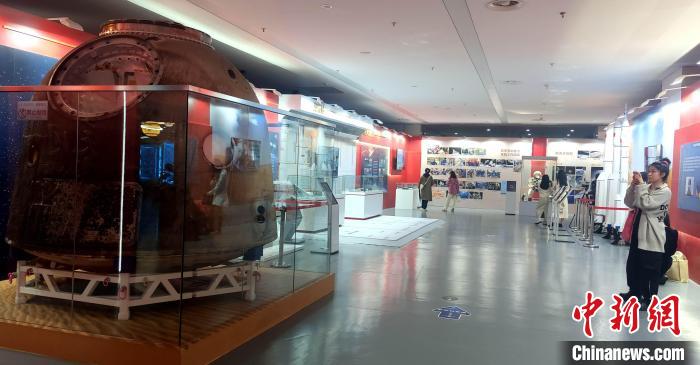 神舟十四號(hào)返回艙等航天實(shí)物在本次航天科普展中亮相?！罘?攝