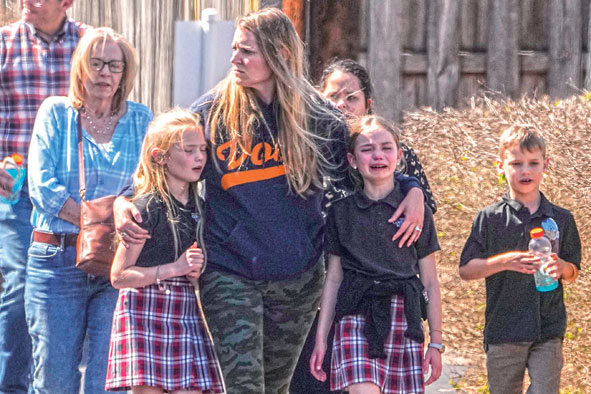 　　3月27日，在美國田納西州納什維爾市，一名女子陪伴經(jīng)歷槍擊事件的孩子。美國田納西州納什維爾市一小學27日發(fā)生槍擊事件，造成包括3名兒童在內(nèi)的6人遇害，槍手被警察擊斃。新華社發(fā)