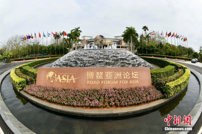 3月30日，博鰲亞洲論壇2023年年會(huì)開幕式在海南博鰲舉行。圖為博鰲亞洲論壇永久會(huì)址前廣場噴泉。<a target='_blank' href='/'>中新社</a>記者 駱云飛 攝