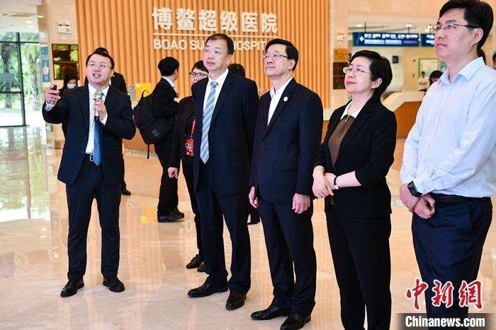 3月29日，前來海南參加博鰲亞洲論壇2023年年會(huì)的香港特別行政區(qū)行政長官李家超一行參觀考察了博鰲樂城國際醫(yī)療旅游先行區(qū)。該園區(qū)是海南自貿(mào)港重點(diǎn)園區(qū)，目前有四家港資企業(yè)投資。圖為李家超參訪海南博鰲超級(jí)醫(yī)院。 <a target='_blank' href='/'>中新社</a>記者 駱云飛 攝 　