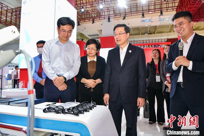 3月29日，前來海南參加博鰲亞洲論壇2023年年會(huì)的香港特別行政區(qū)行政長官李家超一行參觀考察了博鰲樂城國際醫(yī)療旅游先行區(qū)。該園區(qū)是海南自貿(mào)港重點(diǎn)園區(qū)，目前有四家港資企業(yè)投資。圖為李家超在博鰲樂城國際醫(yī)療旅游先行區(qū)國際創(chuàng)新藥械展參訪。 <a target='_blank' href='/'>中新社</a>記者 駱云飛 攝 　