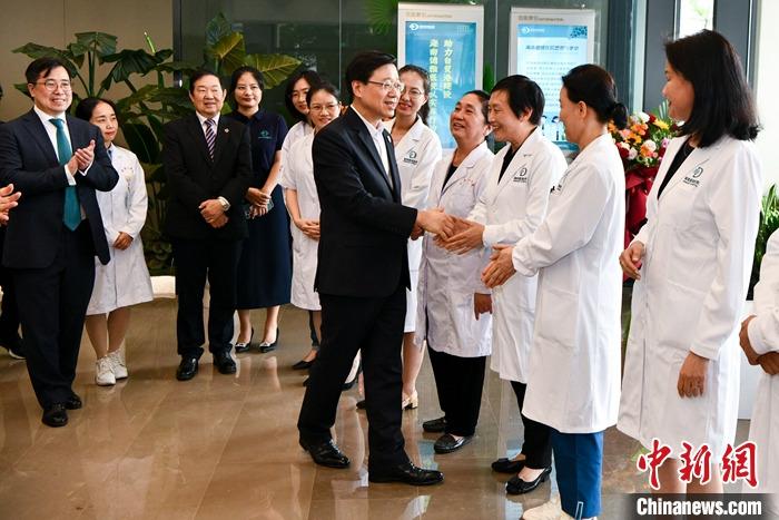 3月29日，前來海南參加博鰲亞洲論壇2023年年會(huì)的香港特別行政區(qū)行政長官李家超一行參觀考察了博鰲樂城國際醫(yī)療旅游先行區(qū)。該園區(qū)是海南自貿(mào)港重點(diǎn)園區(qū)，目前有四家港資企業(yè)投資。圖為李家超參訪港資醫(yī)療機(jī)構(gòu)海南德雅醫(yī)院并與醫(yī)護(hù)人員握手。 <a target='_blank' href='/'>中新社</a>記者 駱云飛 攝 　