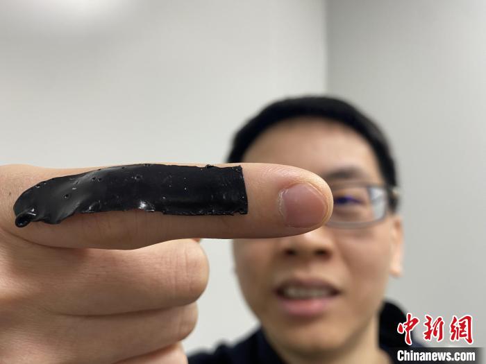 電子皮膚破了“皮”，沒有人為干預(yù)的情況下，基本一分鐘左右就可自行愈合?！∩耆?攝