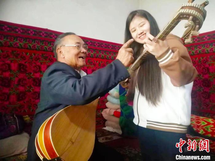 如今，喀迪爾·伊卜拉伊木收了30多個(gè)徒弟。　陳彥強(qiáng) 攝