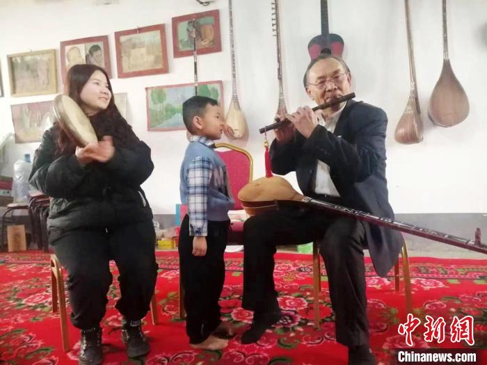 50多年來，喀迪爾·伊卜拉伊木搜集整理輪臺(tái)民間歌謠200多首，創(chuàng)作了200余首歌頌社會(huì)風(fēng)貌和好人好事 陳彥強(qiáng) 攝