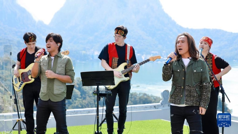 這是動(dòng)力火車在《聲生不息·寶島季》臺(tái)灣分會(huì)場演唱《娜魯灣情歌》（2023年2月8日攝）。新華社發(fā).jpg