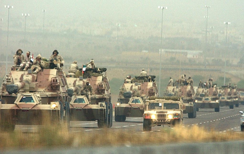 2003年3月25日，美軍幾十輛裝甲車輛從科威特城駛向科威特與伊拉克邊境。（圖源：新華社）
