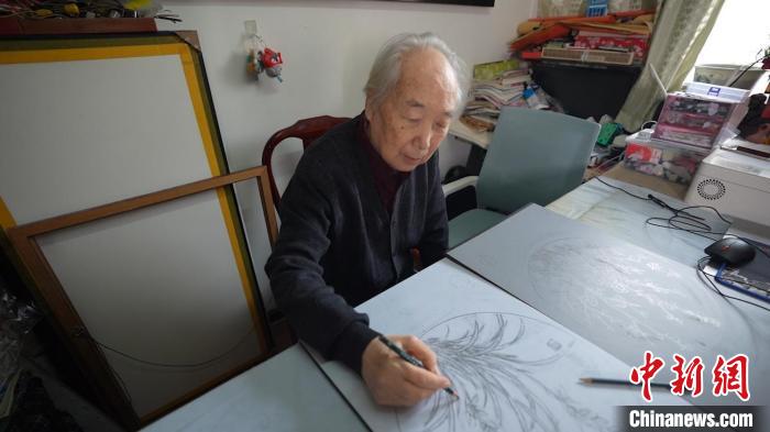 新疆八旬非遺傳承人如何讓板刻線畫“永葆青春”？