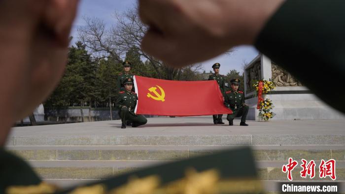 武警官兵重溫入黨誓詞?！「瘀H鵬 攝