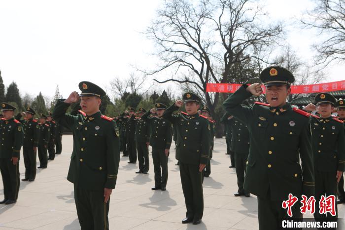 武警官兵重溫入黨誓詞?！●T濤 攝